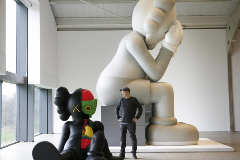 ¿Quién es KAWS? Grandes ventas, gran fenómeno The Art Market, Hub del